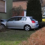 Nach einem Zusammenbruch des Fahrers hinter dem Steuer prallte dieser Audi gegen die Außenwand eines Mehrfamilienhauses an der Bambergstraße. Foto: Ulrich Bonke