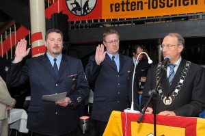 Bürgermeister Roland Schäfer vereidigt Dietmar Luft (l.) und Ralf Klute