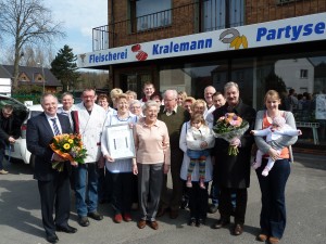 Die Familie Kralemann und ihre 14 Mitarbeiter freuen sich über die Glückwünsche der KReis-Handwerkerschaft zum 50-jährigen Firmenbestehen.
