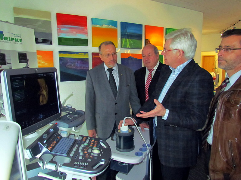 Manfred Tripke (2.v.r.) stellt seinen Besuchern ein hoch modernes Ultraschallgerät vor.