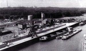 13_1 Klöckner-Hafen um 1965. Im Hintergrund die Waldungen des Großen Holzes und dahinter links die Industrieanlagen in Bergkamen (Schering und die Zeche Grimberg I-II). Foto: Stadt Bergkamen