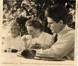 Walter Poller und Frau im Garten beim Kaffeetrinken