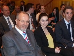 Bürgermeister Schäfer, Mihriban Uyar und Tobias Ach im Publikum
