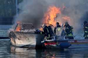 Nur unter schwerem Atemschutz konnte die Besatzung des Feuerwehrboots auf die andere Kanalseite schleppen. 