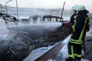 Mit einem Schaum-Wasser-Gemischt wurden die brennenden Boote auf der Kanal-Nordseite gelöscht.