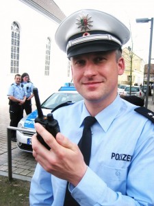 Kommunikativ & abhörsicher: Polizeioberkommissar Dennis Witte und das Handy-ähnliche, digitale Funkgerät. (Fotos und Text: Andreas Milk)