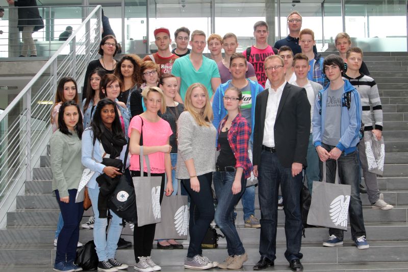 Realschüler aus Bergkamen besuchen "ihren" Bundestagsabgeordneten Oliver Kaczmarek an seinem Arbeitsplatz im Bundestag.