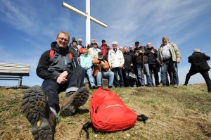 Oliver Kaczmarek und die IGBCE-Mitglieder aus Kamen und Bergkamen, die er zur Wanderung mit dem "Roten Rucksack" eingeladen hatte.