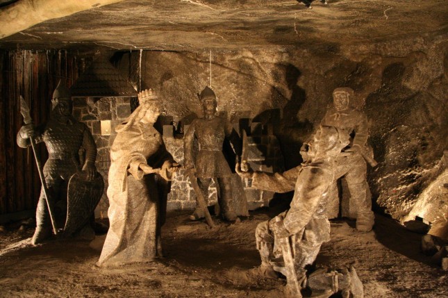 Die Szene zeigt die Hl. Kinga bei der Gründung von Wieliczka