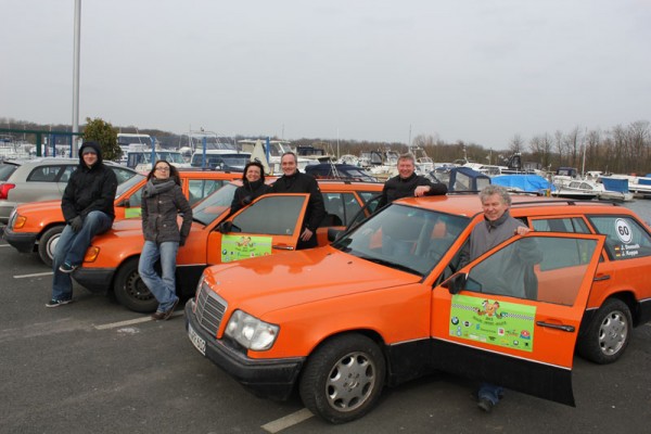 Die Teilnehmer der Orient-Rallye mit ihren Autos.