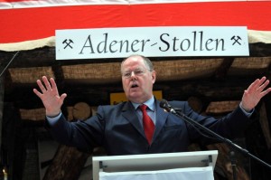 Peer Steinbrück beim 1. Mai in der Oberadener Römerbergsporthalle. Fotos: Ulrich Bonke