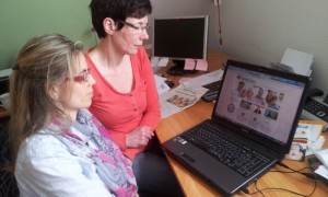 Corinna Lappe und Annette Engel in ihrem Büro in Weddinghofen