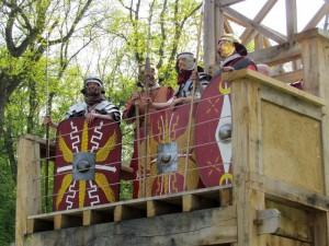 Römische Legionäre "bewachen" die Holz-Erde-Mauer im Römerpark Bergkamen.