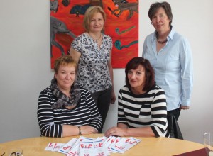 Die neuen Familienpatinnen (v.l.) Patricia Bayar, Sonja Franz und Heike Reininghaus gemeinsam mit Margarete Hackmann vom Runden Tisch "Kinder im Zentrum"