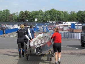 An der Slippanlage des Hafenmeisters in der Marina Rünthe wird das Drachenboot zu Wasser gelassen.