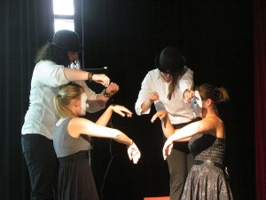 Der Literaturkurs präsentierte die Pantomime "Marionetten".
