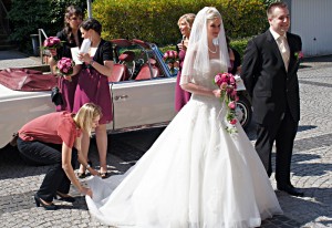 Sinah Wache zupft noch einmal das Brautkleid zurecht, bevor es zur Trauung geht.