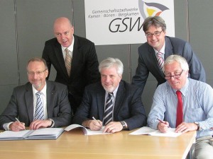 Der Konzessionsvertrag fürs Stromnetz ist unterschrieben (v.l.) Roland Schäfer, Jochen Baudrexel, Hermann Hupe, GSW-Geschäftsführer Robert Stams und Rainer Eßkuchen.