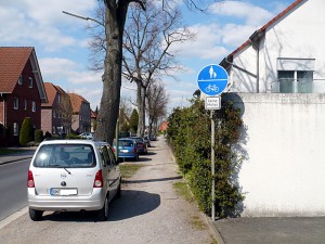 Der Schotter auf dem Gehweg an der Overberger Straße soll laut Wunsch der Rünther SPD durch Asphalt oder Pflaster ersetzt werden. Zudem möchte sie, dass künftig der Gehweg den Fußgängern vorbehalten bleibt.