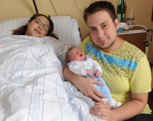 Celik Salihcan, hier mit den Eltern Hülya und Aytug, ist das letzte im Hellmig-Krankenhaus geborene Baby.