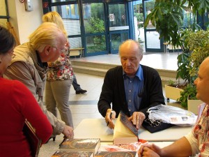 Eugen Drewermann signiert seine Bücher.