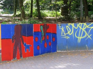 Mit Pinsel und bunten Farben hat das Gymnasium den hässlichen Graffitis den Kampf angesagt.