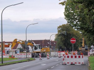 Die Kanalbaustelle Landwehrstraße hat jetzt die Kreuzung Geschister-Scholl-Straße/Auf der Alm erreicht. De Zufahrt zu beiden Straßen ist gesperrt.
