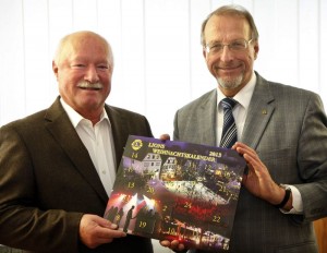 Lionsmitglied Ernst Schregel (li.) und Bürgermeister Roland Schäfer päsentieren den Lionskalender 2013-
