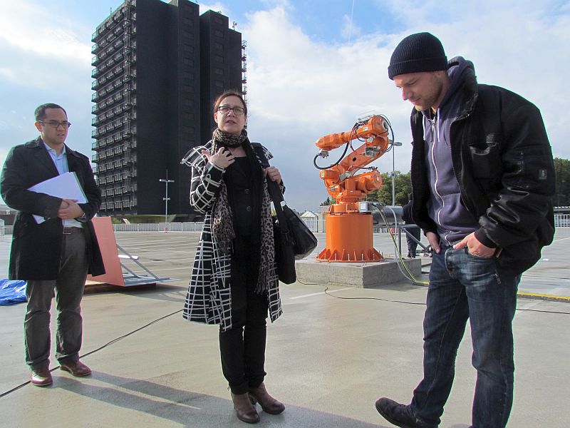 Katja Aßmann erklärt auf dem Parkdeck der Turmarkaden den Ablauf der Lichtkunstaktion zum Abschied des Wohnturms.