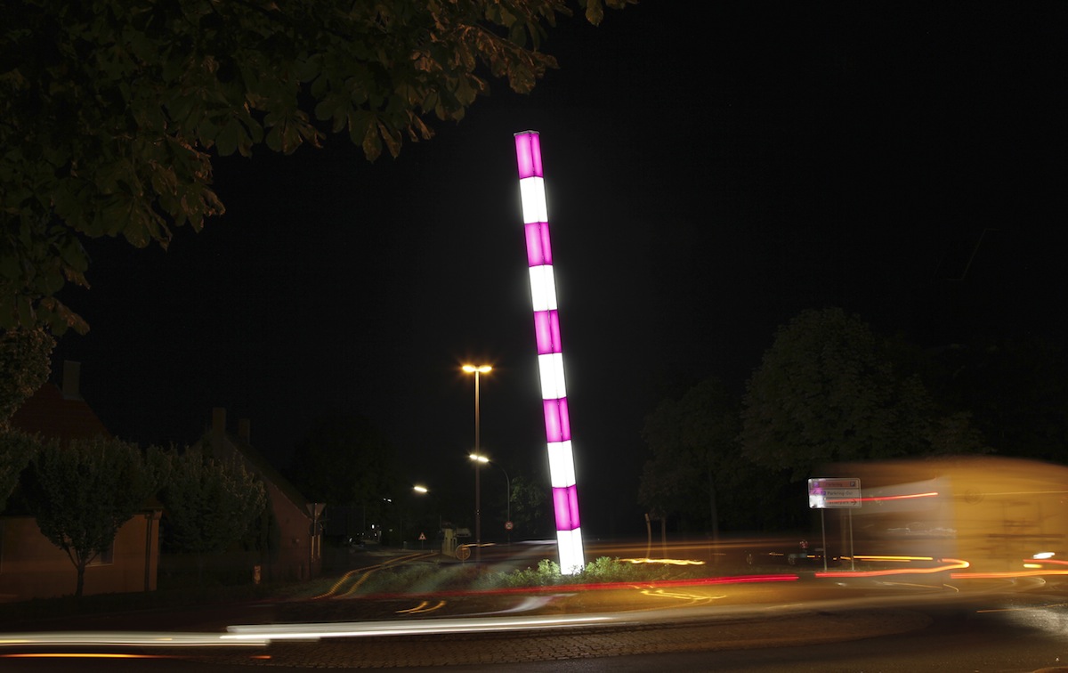 Lichtkunststele der Brüder Löbbert im Kreisverkehr. Foto: Stadt Bergkamen