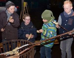 Stockbrot war für die Kinder der Renner auf dem Weihnachtsmarkt an der Overberger Grundschule.