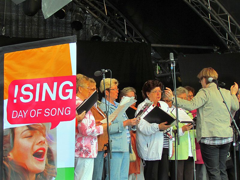 Im Juni2012 fand der Day of Song zeitgleich mit dem Hafenfest in der Marina Rünthe statt.