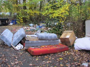Müll an der Zufahrt zum ehemaligen Zechengelände in Weddinghofen- Diese Foto entstand im November. Besser geworden ist es dort nicht.
