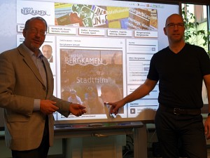 Bürgermeister Roland Schäfer (l) und René Machwirth präsentieren das neue Internetportalen mit den Imagefilmen aus Bergkamen.