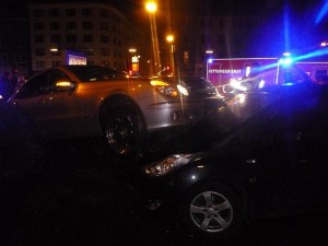 Dieser Mercedes landete nach einem Unfall mit Bergkamener Beteiligung auf der Motorhube eines parkenden Autos.