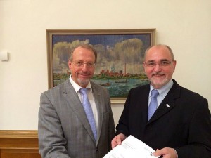 Übergabe des Bewilligungsbescheids: Regierungspräsident Dr. Gerd Bollermann (r.) und Bürgermeister Roland Schäfer. (Foto: RP)