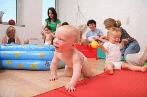 Babys und Eltern fühlen sich bei den Angeboten der Elternschule des Klinikums Westfalen sichtlich wohl. In Kooperation mit der Familienbande wird das Programm jetzt ausgeweitet.  