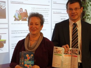 Juditha Siebert und Holger Lachmann präsentieren die neue Internetseite "Bildung für Familien in Bergkamen".