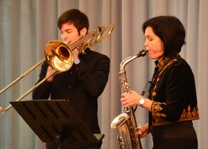 Musikalisch leiteten Karin Rescheleit-Hatzel mit dem Altsaxophon und Jonas Hatzel mit der Posaune das neue Bergkamener Jahr ein.