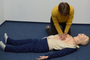 An einer Spezialpuppe wird die Herz-Druck-Massage geübt. (Foto: Klinikum Westfalen)