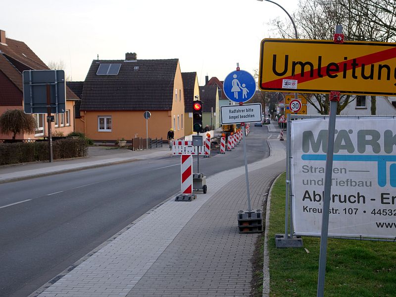 Baustelle auf der Töddinghauser Straße zwischen Schulstraße und Kreisverkehr.