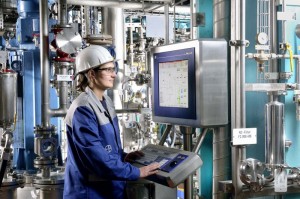 Chemikantin Kathrin Fernahl kontrolliert einen Produktionsprozess. Die dazu erforderlichen Informationen liefert ihr das Prozessleitsystem.