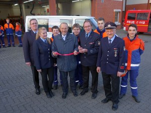 Bürgermeister Roland Schäfer übergab am Freitag offiziell die Schlüsdsel für den neuen Ford Transit an die Jugendfeuerwehr und an den Spielmannszug der Freiwilligen Feuerwehr der Stadt Bergkamen.
