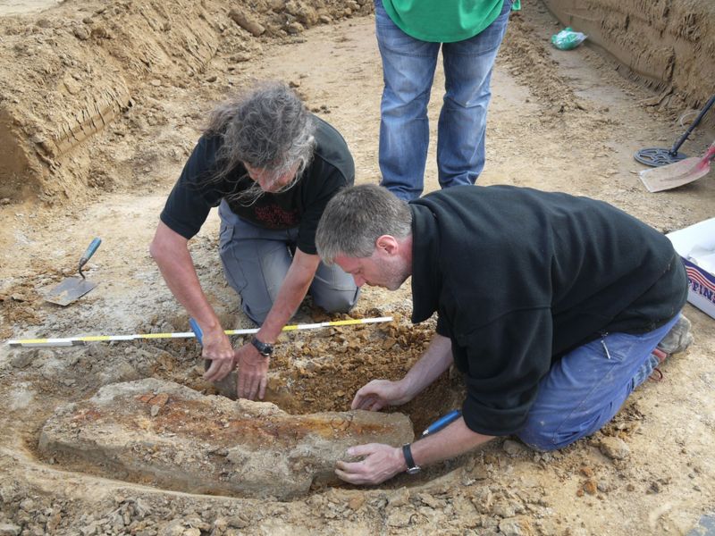 Die Bergung des Fundes auf der heutige Fläche des Logistikparks A2 im Jahr 2011 in Bergkamen. (Foto: LWL)