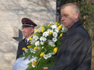 Jürgen Lenz (l.) und Mario Unger legten am Donnerstag im Gedenken an das Grubenunglück vor 68 Jahren einen Kranz nieder.