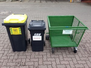 Die neuen Müllgefäße für die städt Friedhöfe warten beim EBB auf ihren Einsatz.