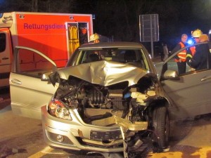 Mehrere Verletzte fordert der schwere Verkehrsunfall am Samstagabend auf dem Westenhellweg in Heil.