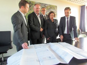 Brigitte van der Jagt und ihre beiden Architekten brachten am Freitag wie angekündigt den Bauantrag für die neue BergGalerie ins Bergkamener Rathaus.