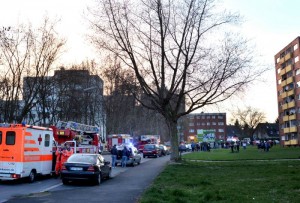 Einen Großeinsatz der Feuerwehr gab es wegen eines Kellerbrands in einem Mehrfamilienhaus "Auf dem Spiek in Kamen. (Foto: Björn Bonke)
