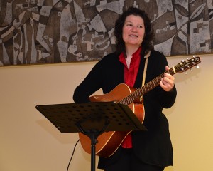 Mona Lichtenhof begleitete den Frauentag musikalisch.